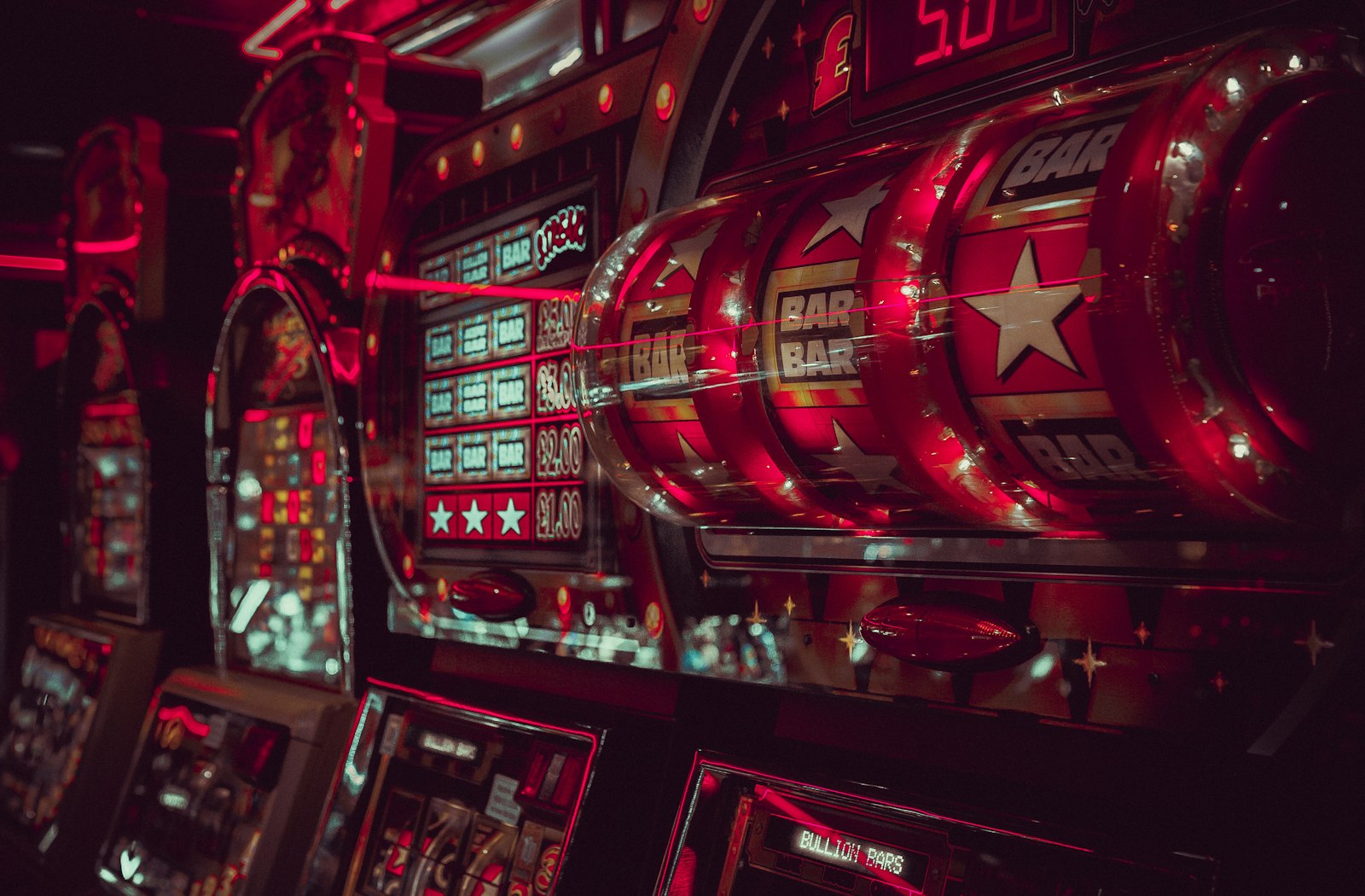 Empilements de jetons multicolores sur un tapis de jeu de casino