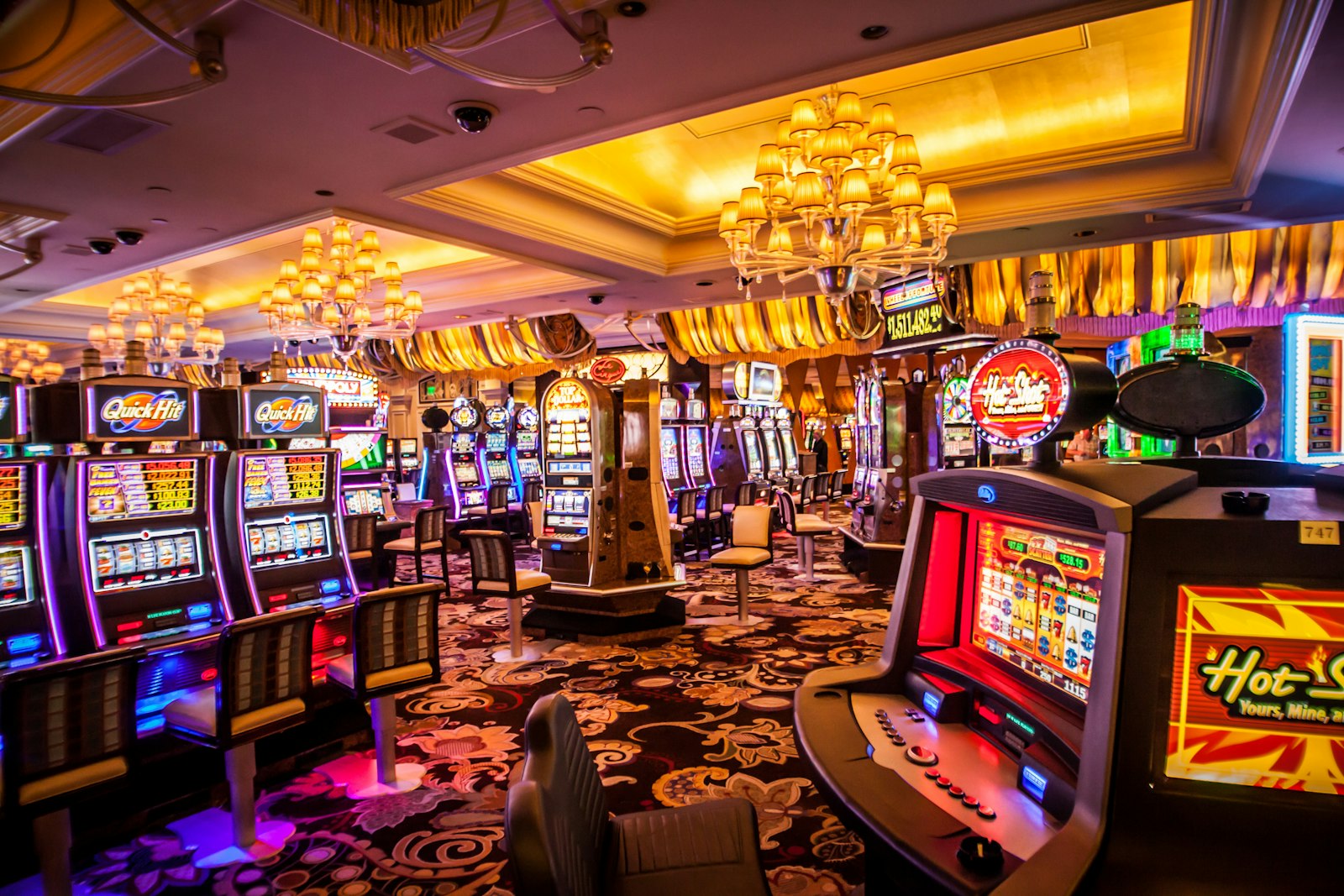 Croupier de live casino en uniforme noir face à une table de blackjack