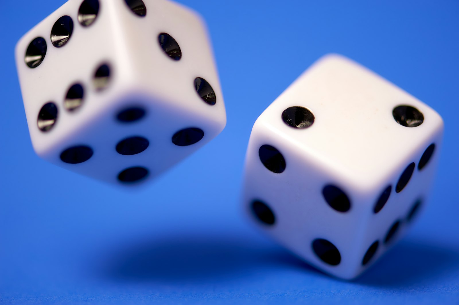 Dés rouges en gros plan, jeux instantanés de hasard sur tapis casino