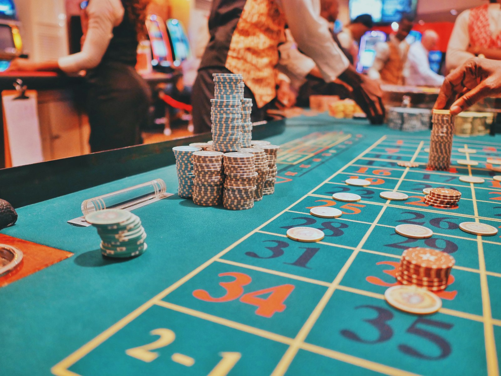 Table de roulette éclairée avec roue en mouvement et tapis numéroté