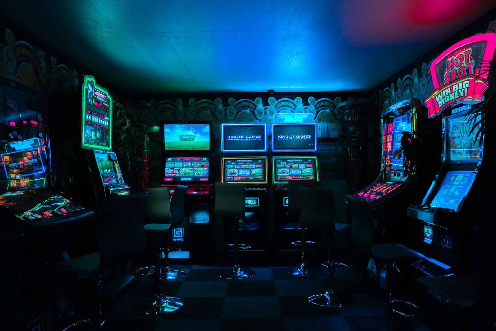 Smartphone affichant un jeu de casino mobile en mode portrait