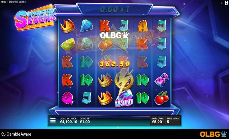 Écran free spins Lucky Strike de Superstar Sevens avec Symbole Éclair garanti et compteur de tours actif