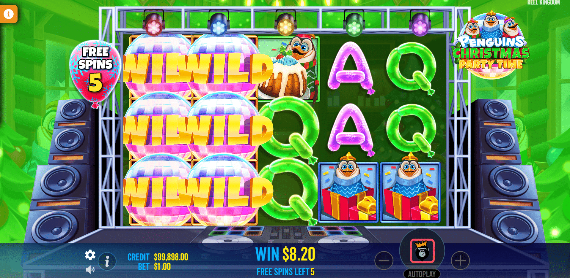 Free spins Wild Party sur Penguins Christmas Party Time avec un rouleau entièrement couvert en symboles wild boule disco