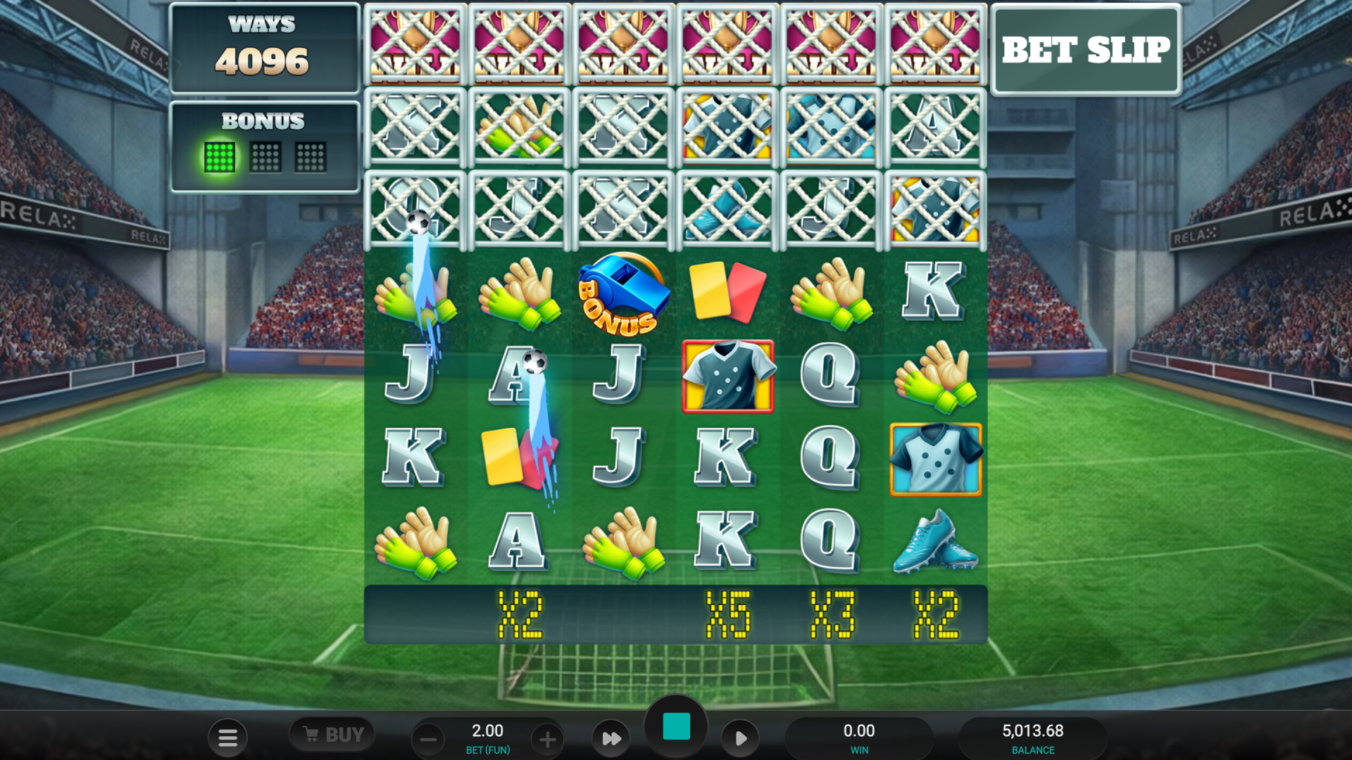 Grille de base de World Class Kick Off Dream Drop sur le terrain de foot avec 4 096 façons de gagner et bouton Bet Slip