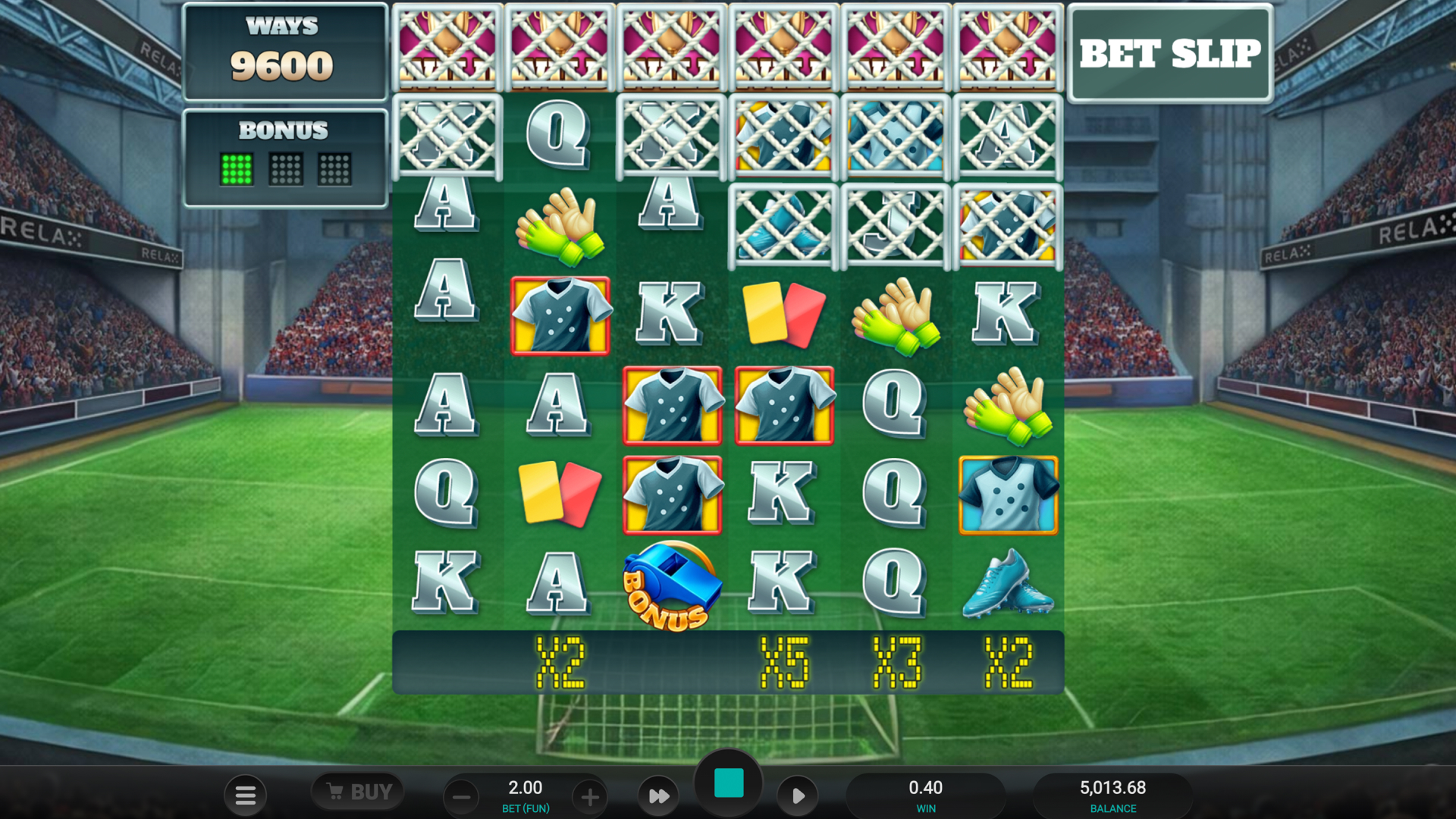 Grille étendue de World Class Kick Off Dream Drop à 9 600 façons de gagner avec multiplicateurs x2, x6 et x3 affichés