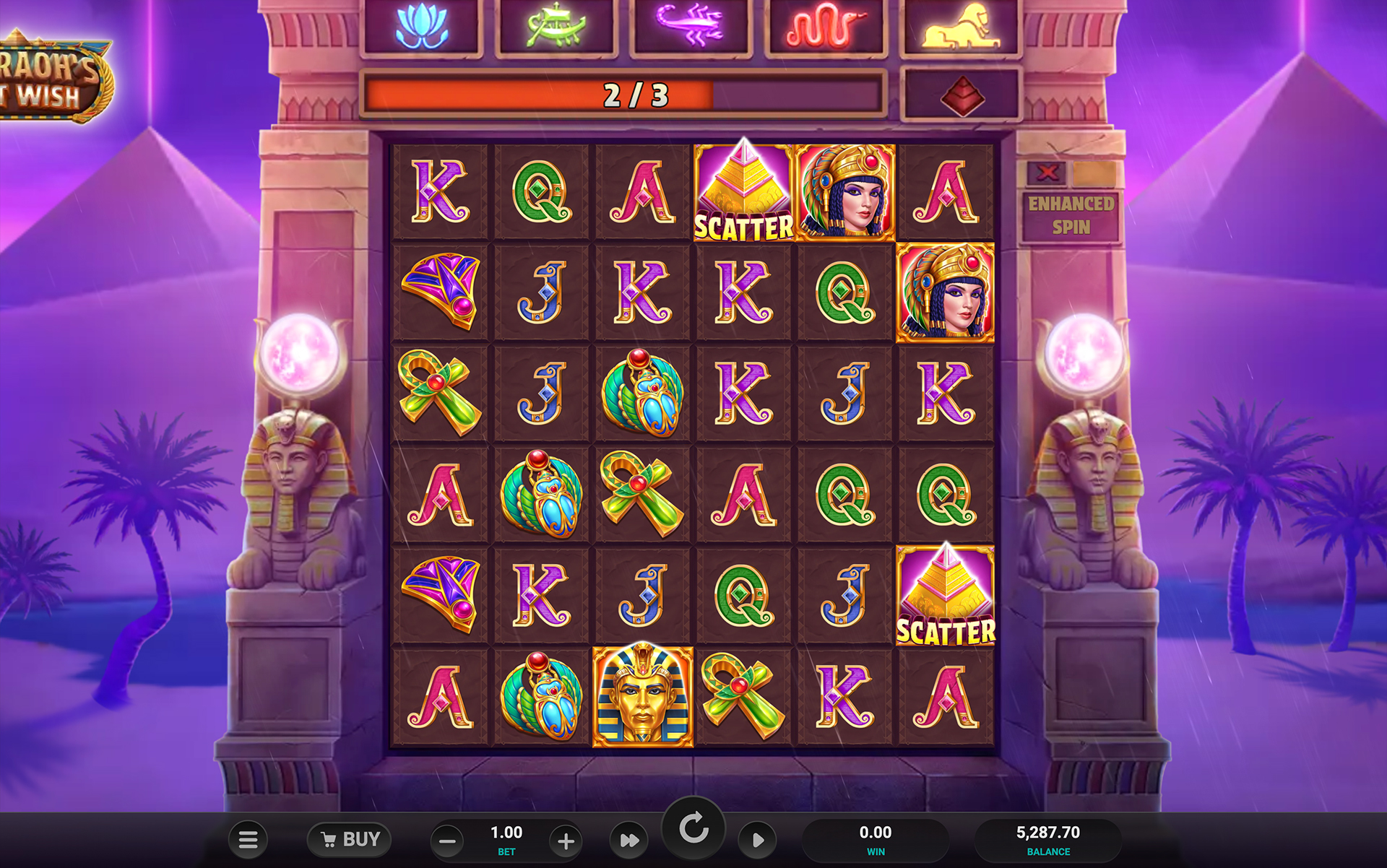 Grille nocturne de Pharaoh's Last Wish avec deux symboles Scatter proches du déclenchement des Free Spins