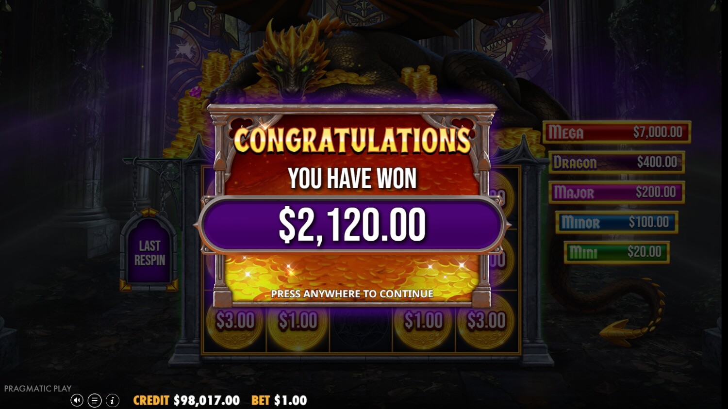 Écran de free spins de Sleeping Dragon Ultra Dark avec le symbole géant formé sur les rouleaux centraux