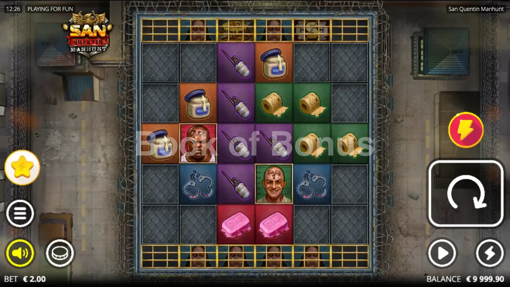 Grille scatter pays de San Quentin Manhunt avec logo du jeu et symboles détenus visibles
