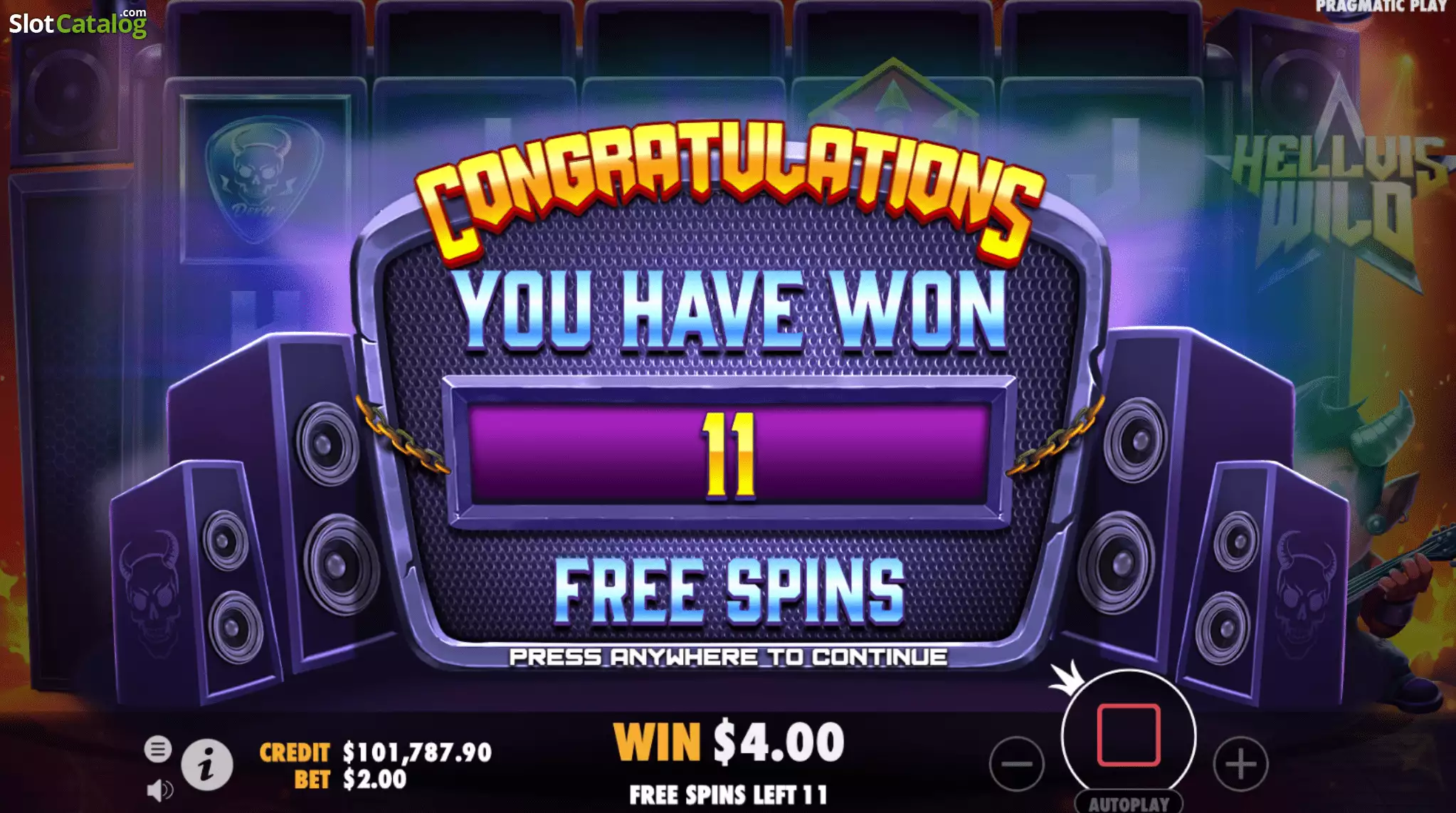 Écran de victoire de Hellvis Wild annonçant 11 free spins avec haut parleurs animés en arrière plan