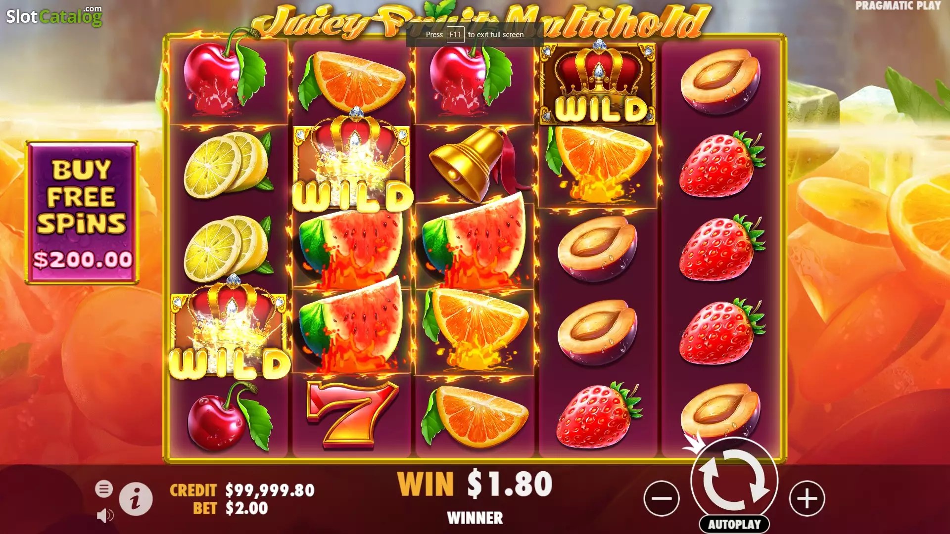 Gros gain sur Juicy Fruits Multihold avec wild couronne étendu sur plusieurs positions de la grille