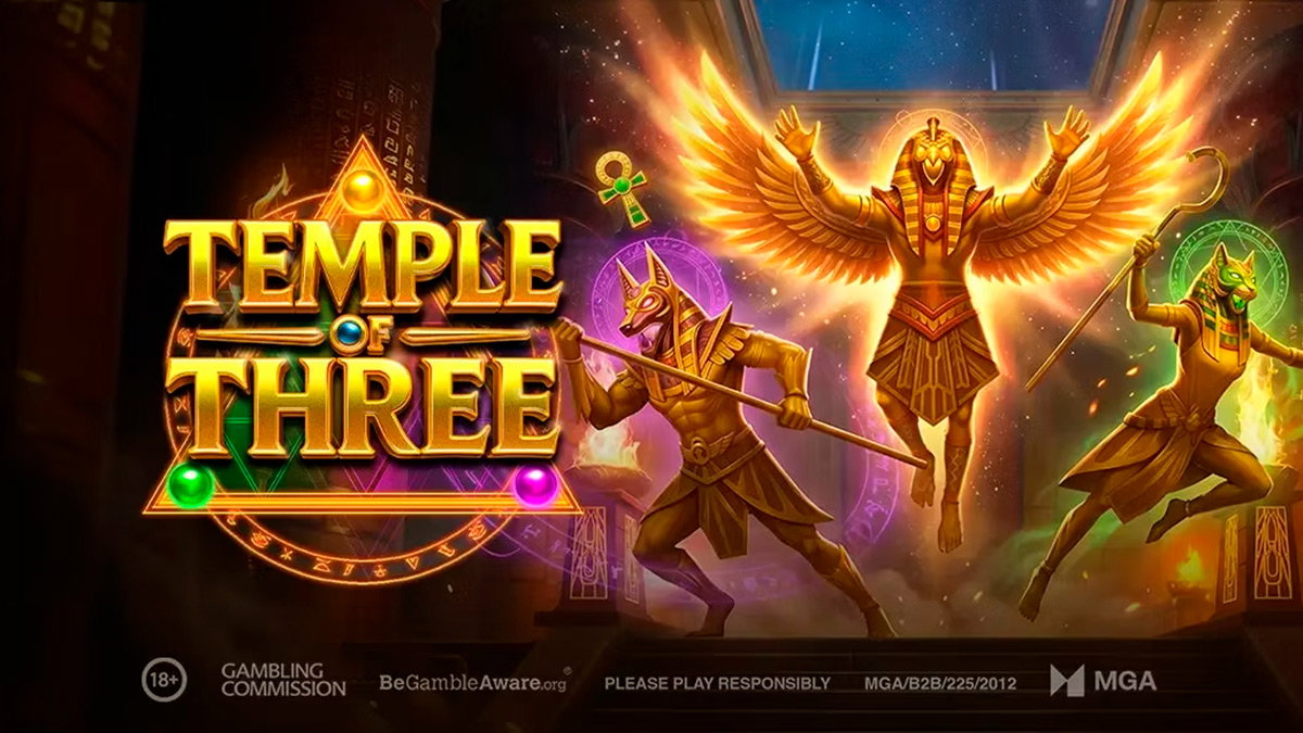 Visuel promotionnel de Temple of Three montrant la grille 3x3 et les symboles égyptiens du jeu Play'n GO