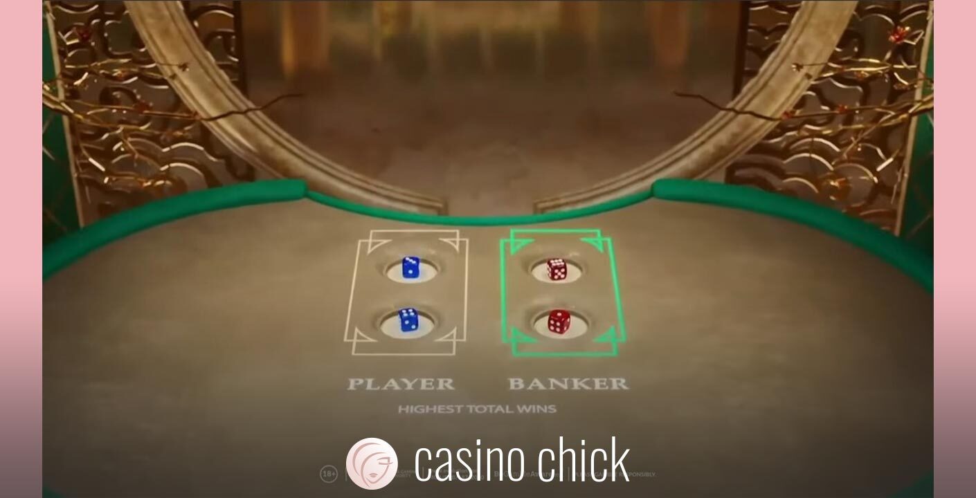 Gros plan sur les quatre dés de Bac Bo dans leurs mini shakers, deux bleus Player et deux rouges Banker
