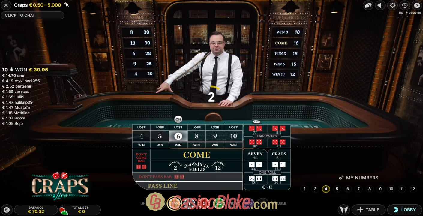 Table de Craps Evolution avec le croupier et le tableau Popular Bets affiché en direct
