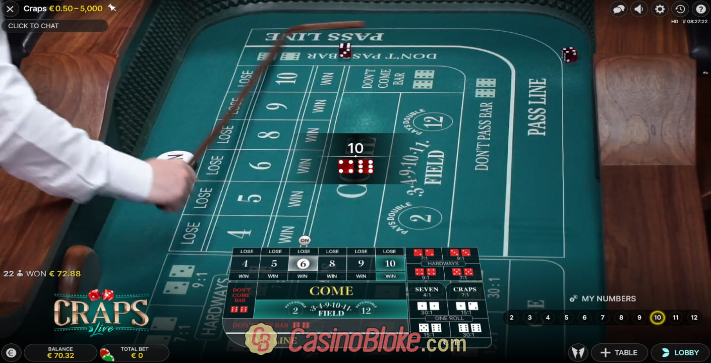 Croupier de Craps Evolution lançant les dés avec le bâton officiel au-dessus du tapis vert