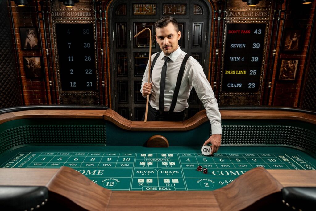 Table de Craps Evolution Gaming filmée dans un décor de speakeasy avec bras mécanique