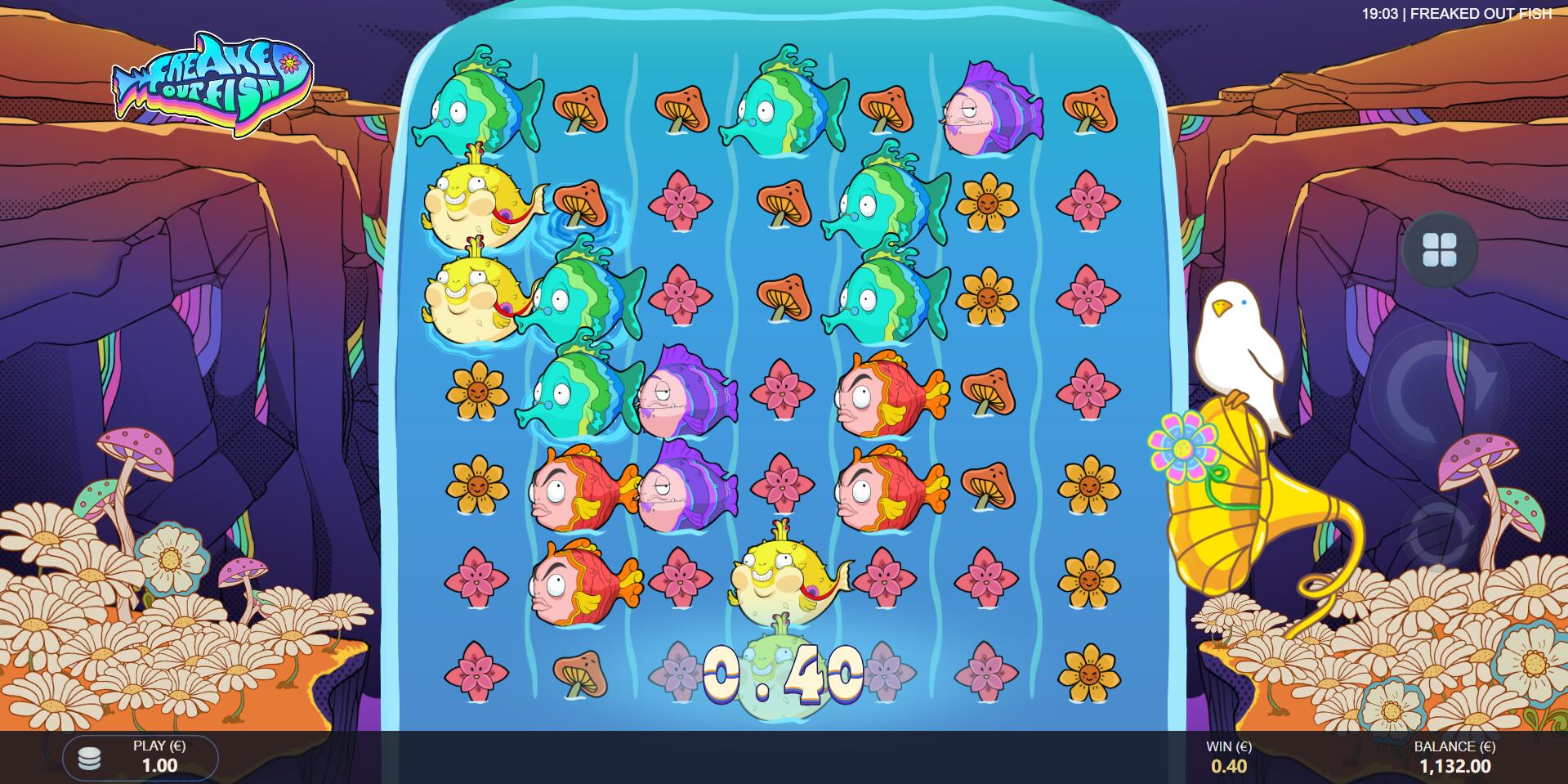 Grille 7x7 de Freaked Out Fish en jeu de base avec poissons colorés et champignons psychédéliques