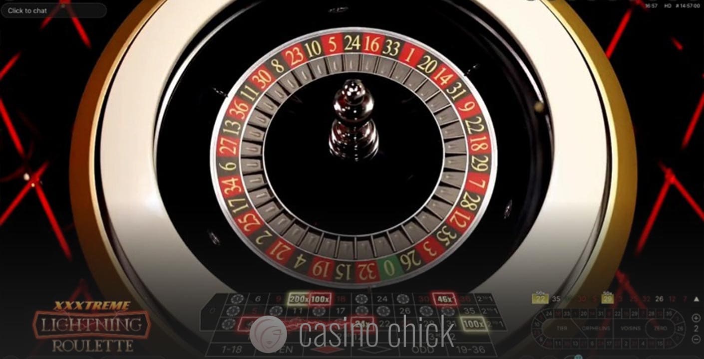 Croupier animant une table de XXXtreme Lightning Roulette pendant une phase Chain Lightning active