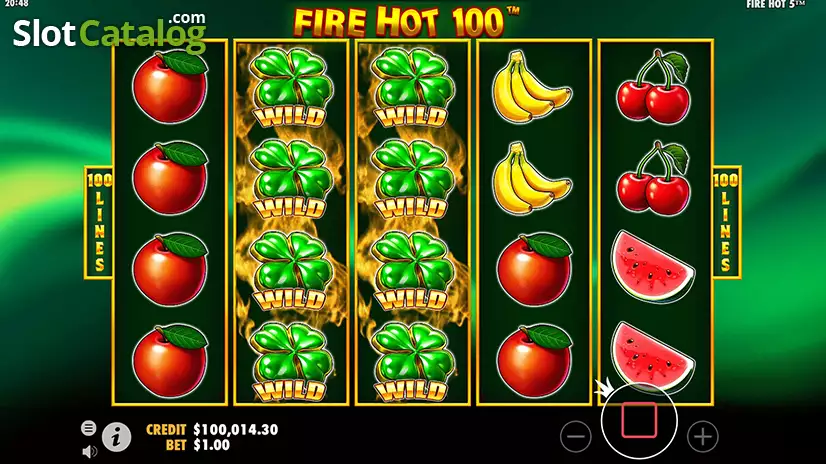 Wild trèfle étendu sur un rouleau complet de Fire Hot 100 pendant un spin