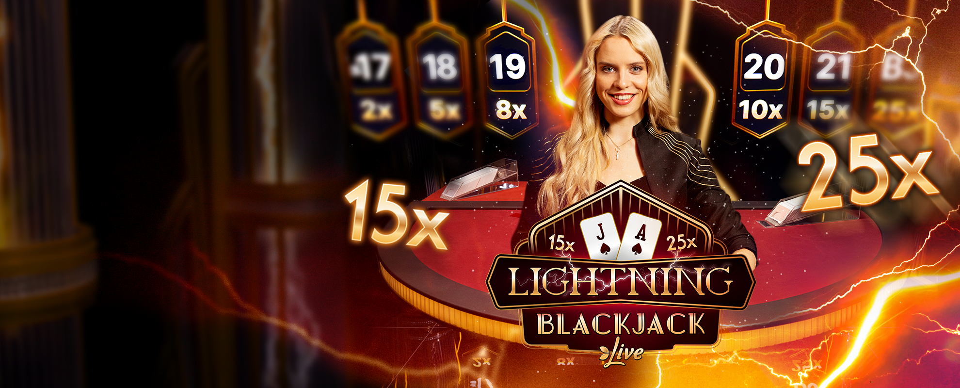 Bannière officielle de Lightning Blackjack avec décor Art Deco noir et or et éclairs autour de la table